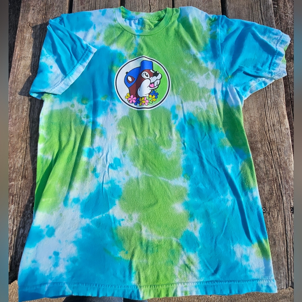 Buc-ees Womens Tie Dye T-shirt Size Large Beaver Lei'd Back Flamingo